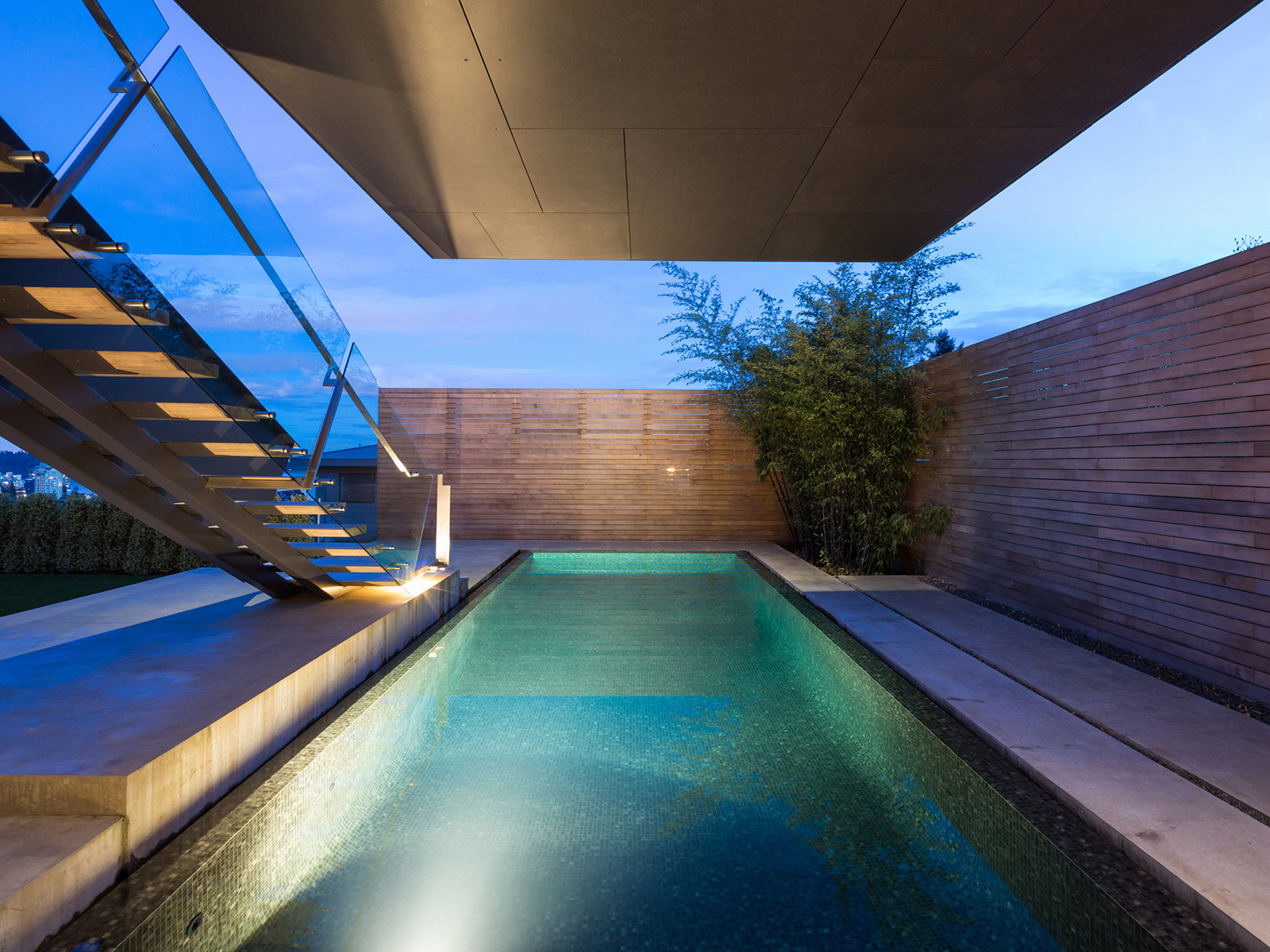 Mẫu thiết kế biệt thự hiện đại có bể bơi trong nhà