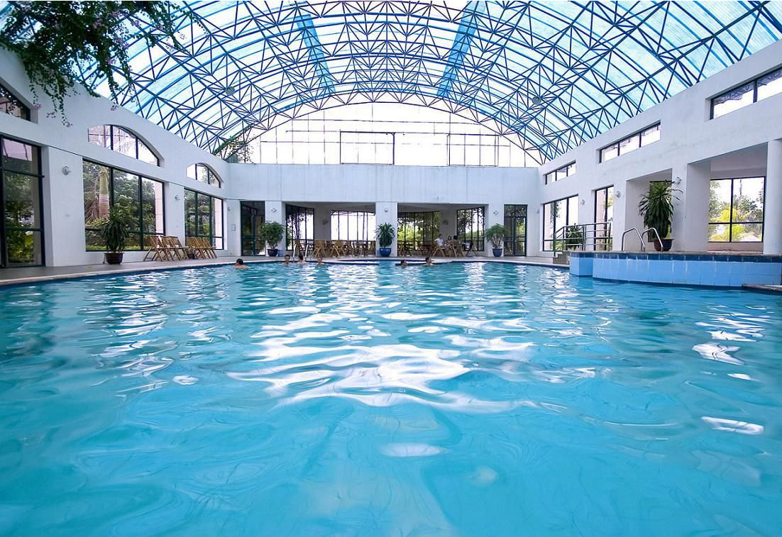Mẫu thiết kế bể bơi kinh doanh cao cấp khuôn viên rộng cùng hệ thống mái vòm sang trọng