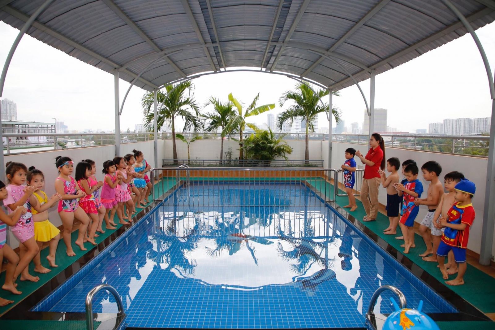 Thiết kế bể bơi hình chữ nhật có mái che tiện nghi