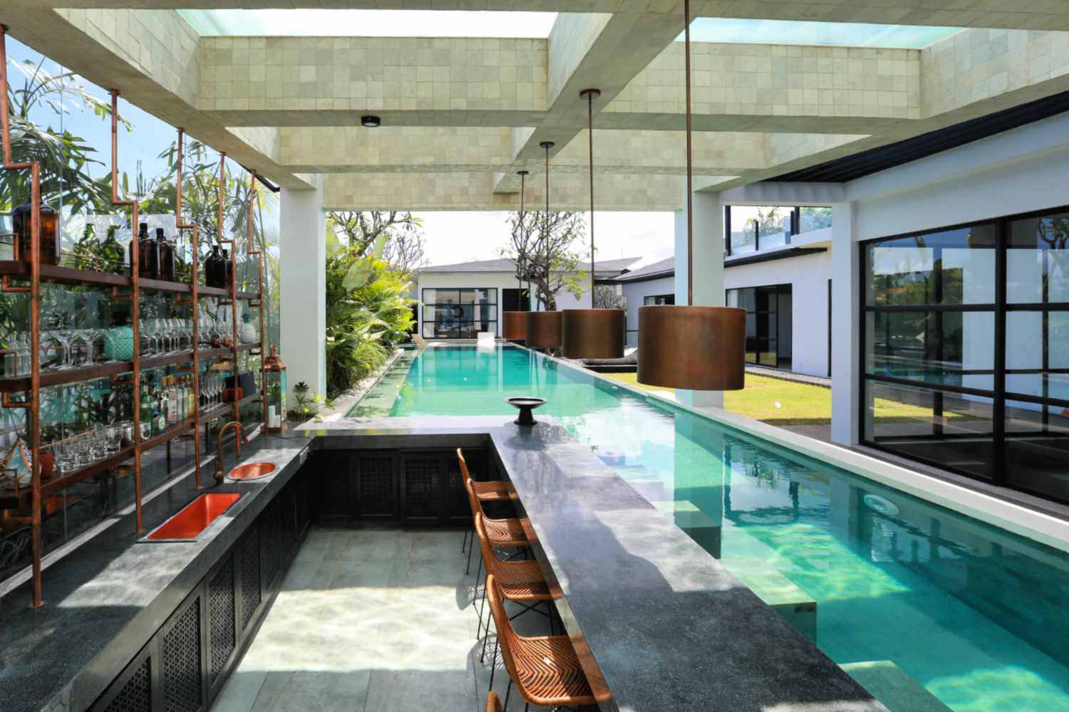 Thiết kế bể bơi trong nhà kiểu dáng độc đáo